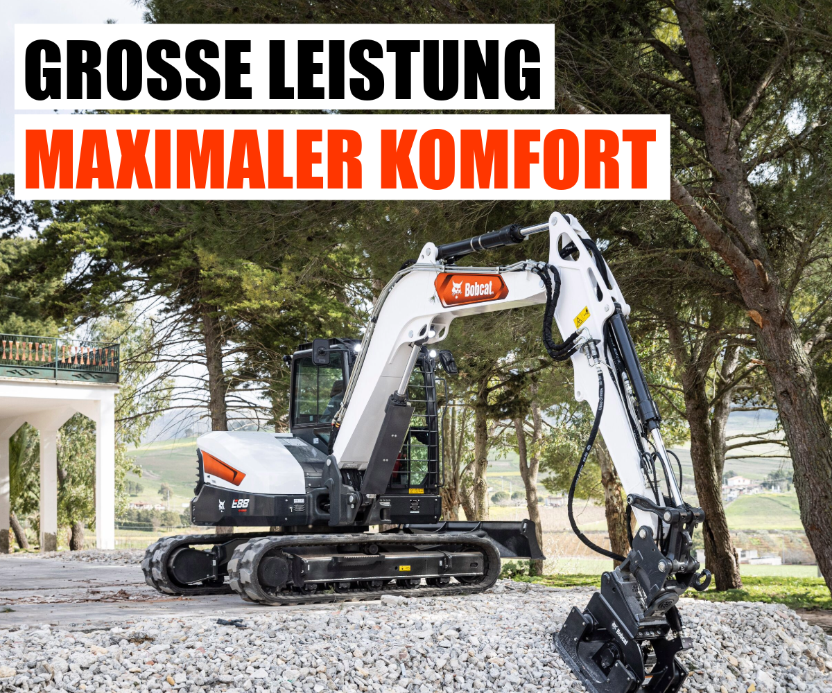 Kompaktbagger E88 auf eine Baustelle mit Steinhügel