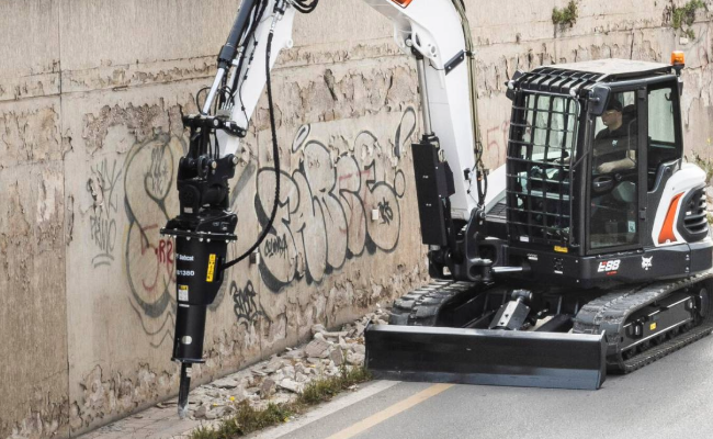 Kompaktbagger Bobcat E88 an einer Mauer mit schmalen Abmessungen