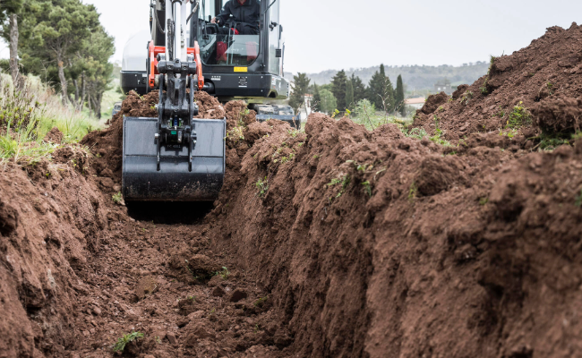 Bobcat Kompaktbagger E88 beim Ausheben eines Grabens