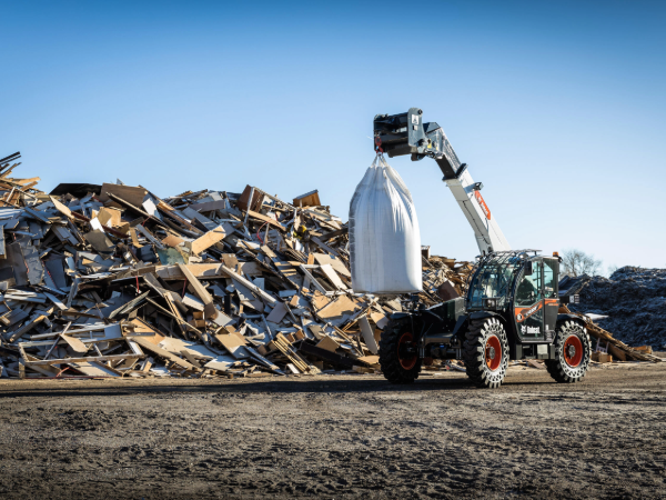 Teleskoplader im Recycling-Betrieb