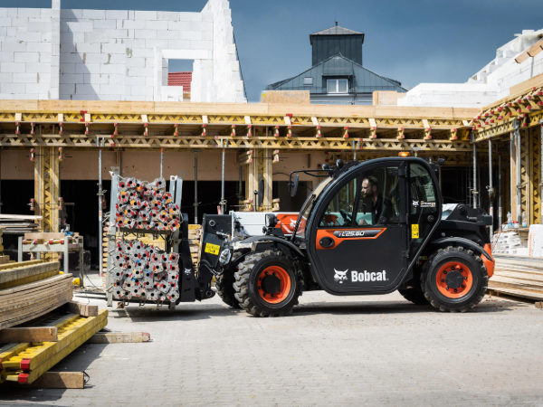 Teleskoplader auf enger Baustelle