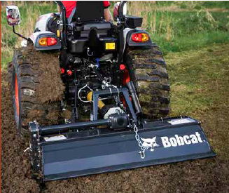 Bodenfräse an Bobcat-Traktor auf Grünland