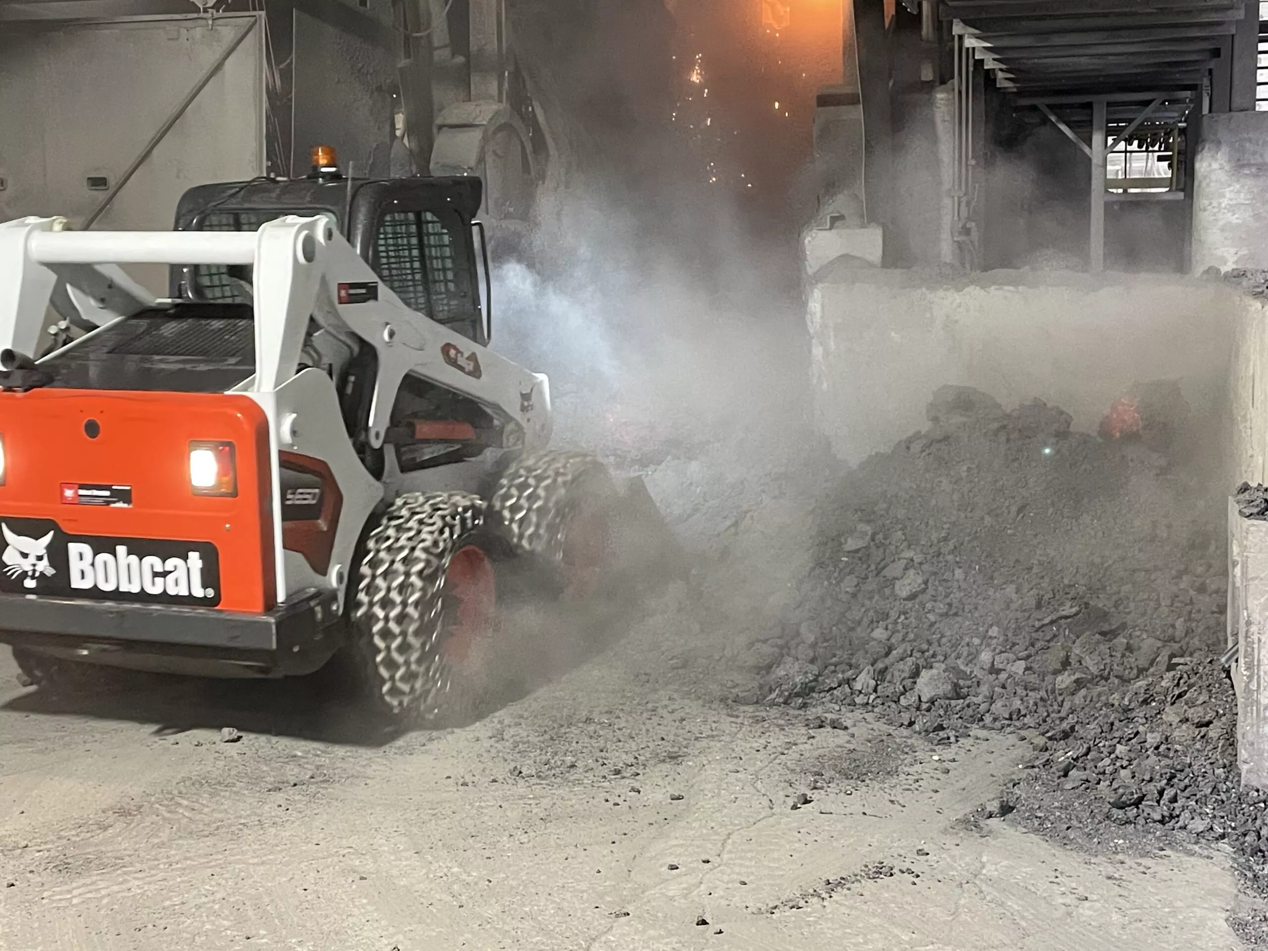 Kompaktlader S650 beim Einsatz in der Stahlproduktion