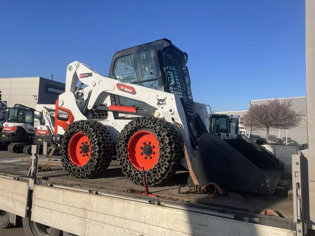 Bereit für den Einsatz: S650 Kompaktlader auf einem Transporter.