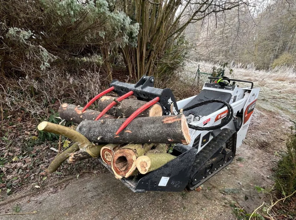 MT100 beim Transport von Baumstämmen