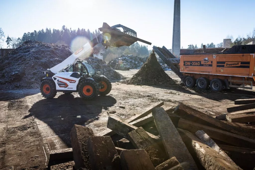 Teleskoplader TL43.80HF in einer Recyclinganwendung