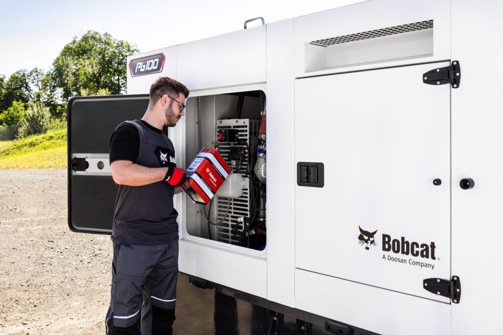 Servicetechniker an einem Bobcat Stromerzeuger