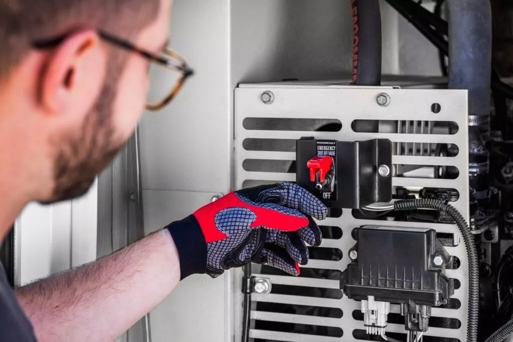 Nahaufnahme von einem Serviceeinsatz an einem Bobcat-Generator