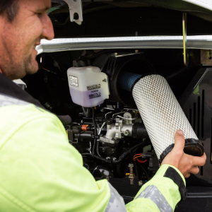 Monteur bei Wartung einer Baumaschine
