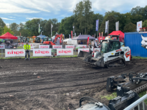 Ferngesteuerter Bobcat-Lader auf dem Außengelände der Messe Galabau 2024
