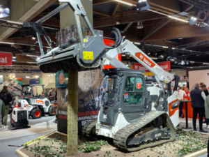 Raupenlader T76 von Bobcat auf dem Messestand Galabau 2024