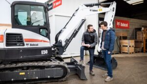 Bobcat-Techniker am Bagger im Gespräch