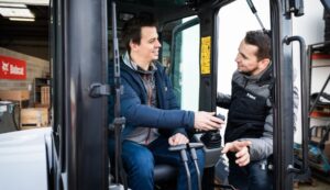 Bobcat-Mitarbeiter im Gespräch