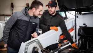 Bobcat-Mitarbeiter im Gespräch