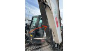 Beschädigter mechanischer Schutz an einer Baggerhydraulik