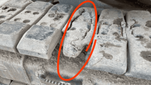 Abgenagte Zähne an einer Baggerkette