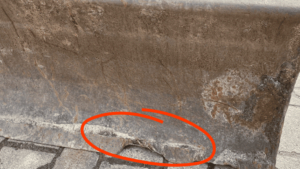 Schäden an einer Baggerschaufel