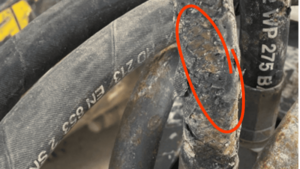 Beschädigte Hydraulikschläuche