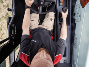 Blick von oben in die Fahrerkabine eines Teleskopladers von Bobcat.