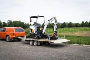 Minibagger E19e auf einem PKW-Anhänger