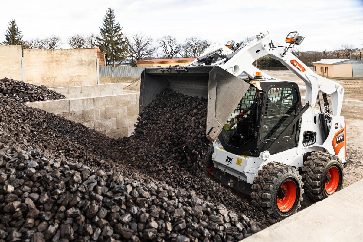 Kompaktlader S650 bei Schüttgutarbeiten