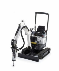 Minibagger E10z ausgestattet mit einem Erdbohrer