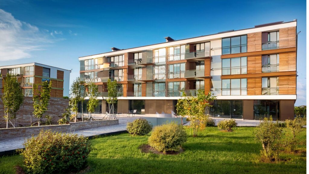 Beispiel für klimafreundliche Neubauten im Niedrigpreissgement mit hohem Holzanteil