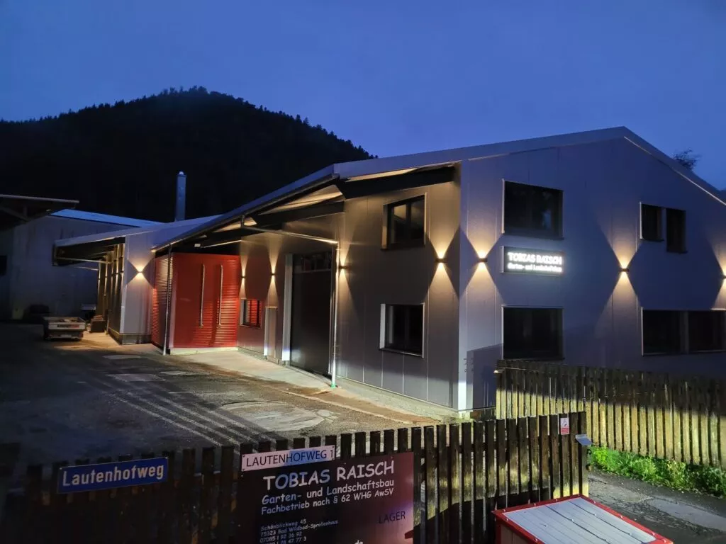 Ansicht der Betriebsgebäude von Tobias Raisch