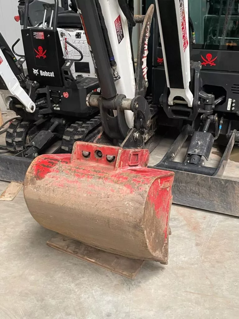 Rote Baggerschaufel an Bobcat-Maschine