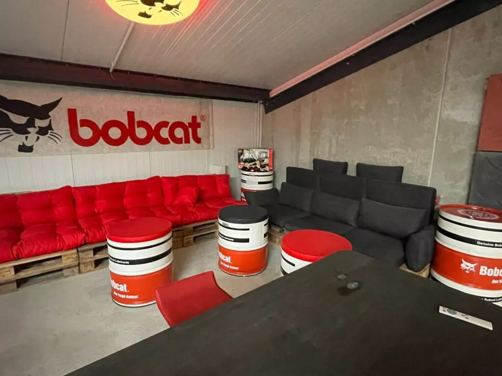 Die Bobcat-Lounge in schwarz-weiß-rot