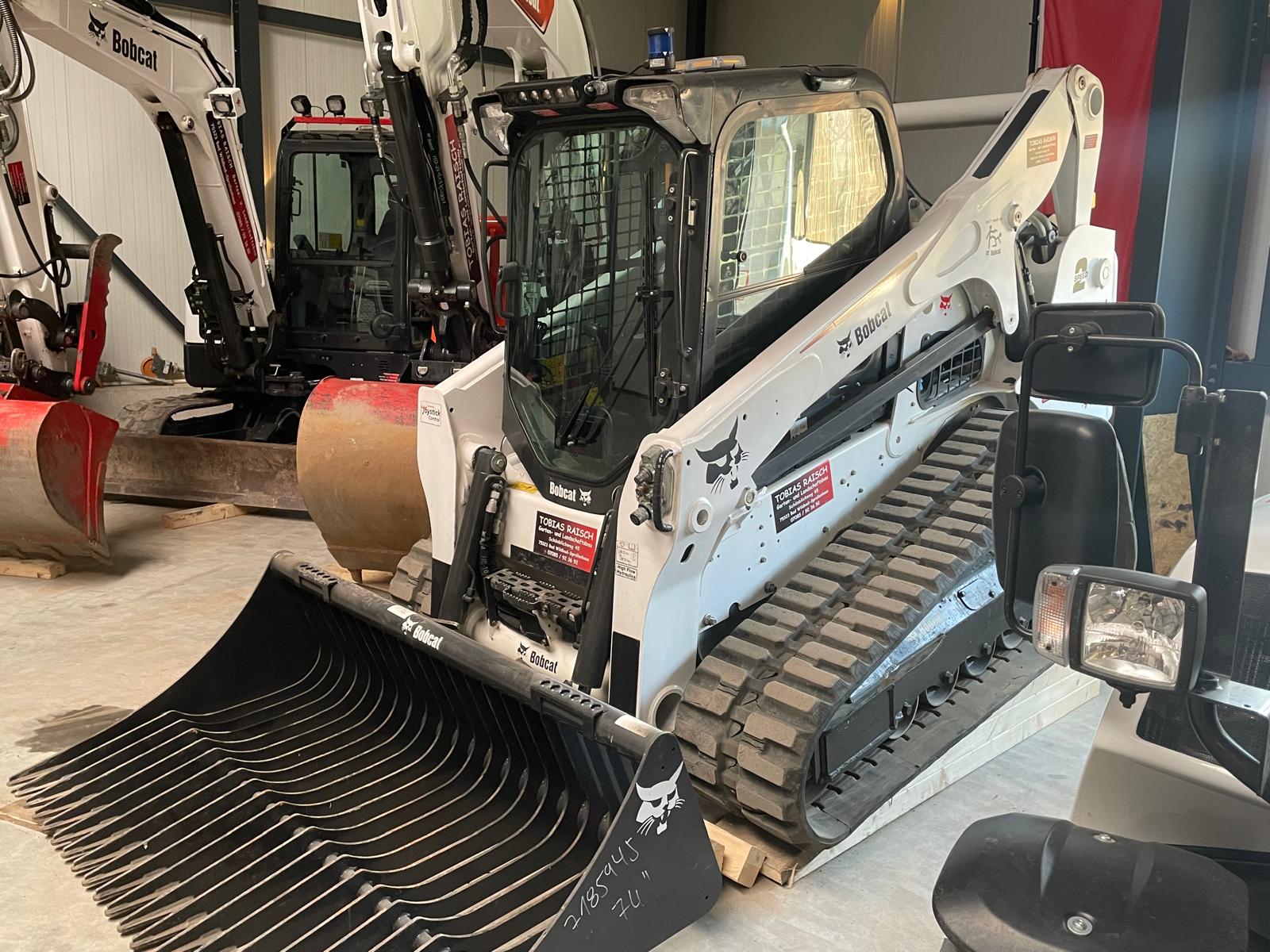 T76 Raupenlader in der Maschinenhalle von Tobias Raisch