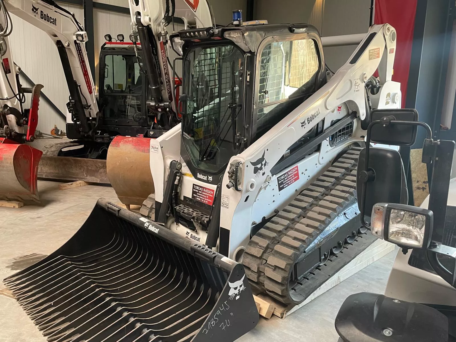 T76 Raupenlader in der Maschinenhalle von Tobias Raisch