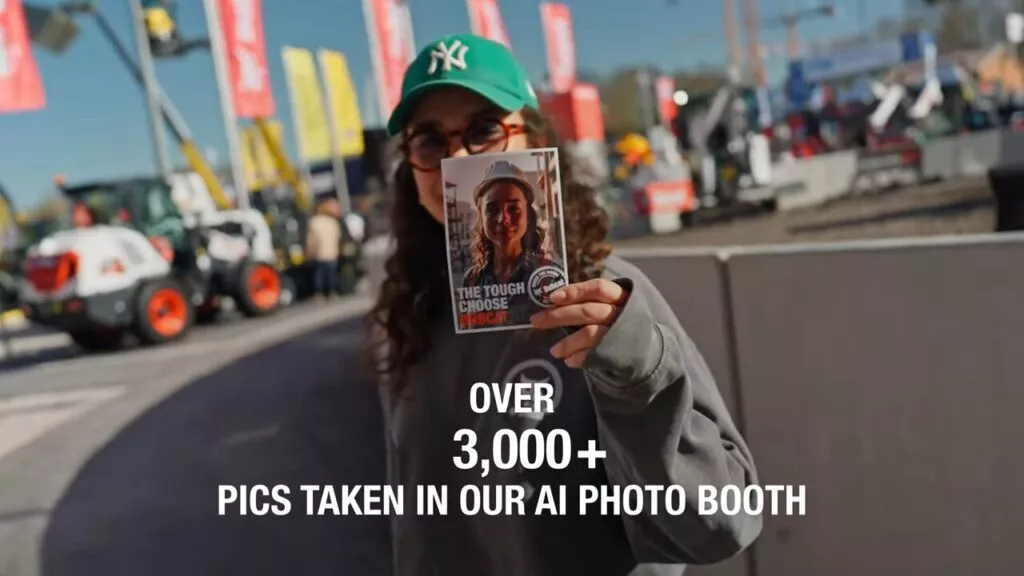 Nutzerin der KI-Fotobox von Bobcat auf der Bauma. Aufschrift: Über 3000+ Bilder in der KI-Fotobox gemacht. 