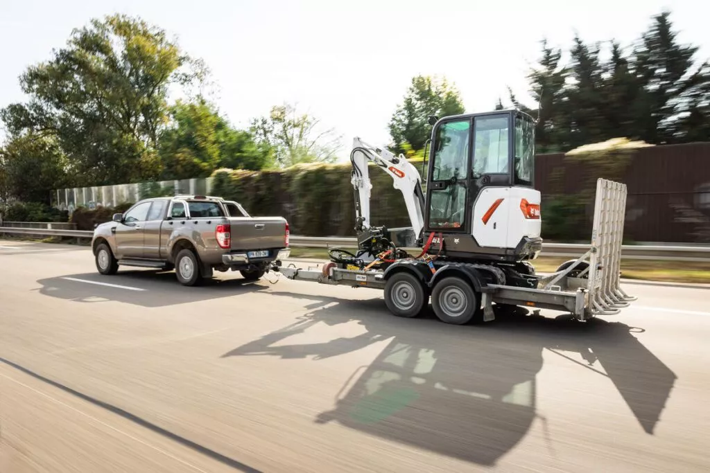 E19 Minibagger auf Transporter