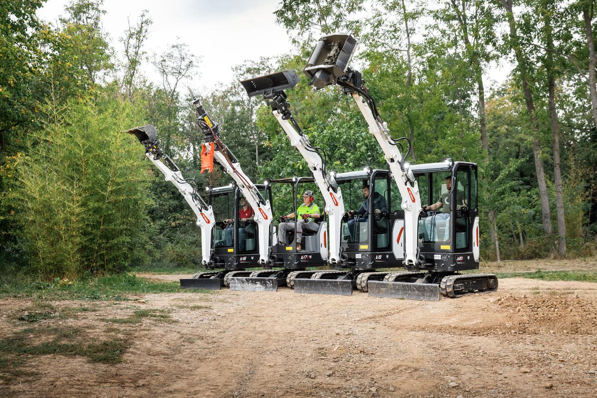 Minibagger der R2-Serie in einer Reihe