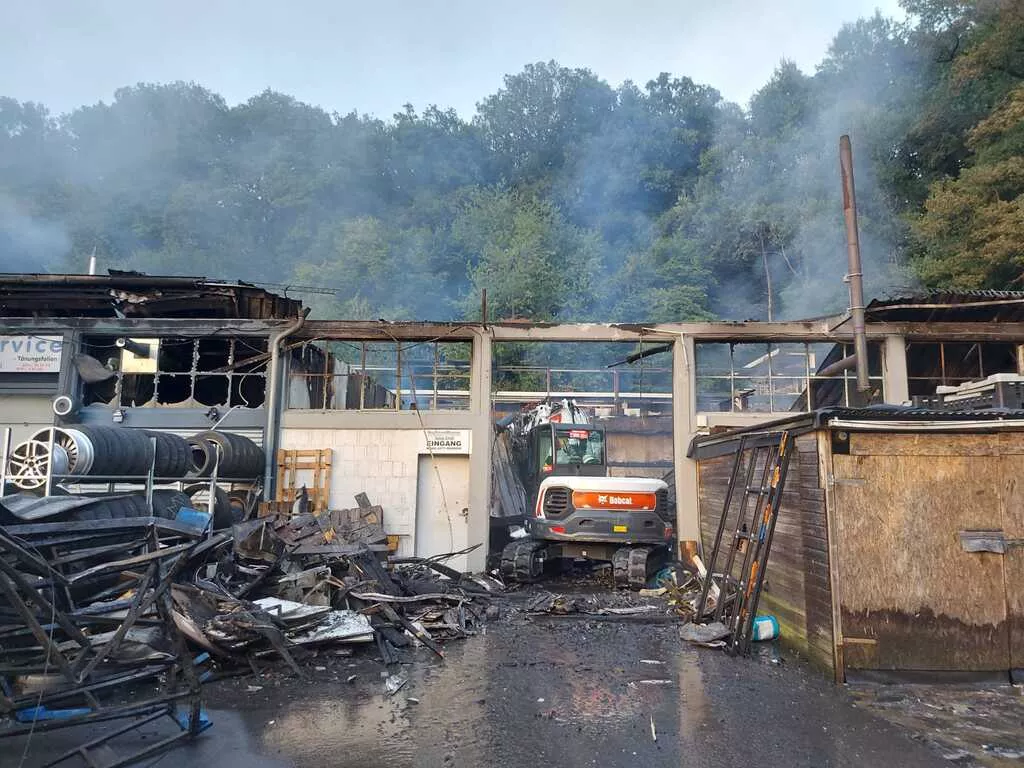 Bobcat-Bagger im Einsatz in Niedernhausen - Großfeuer