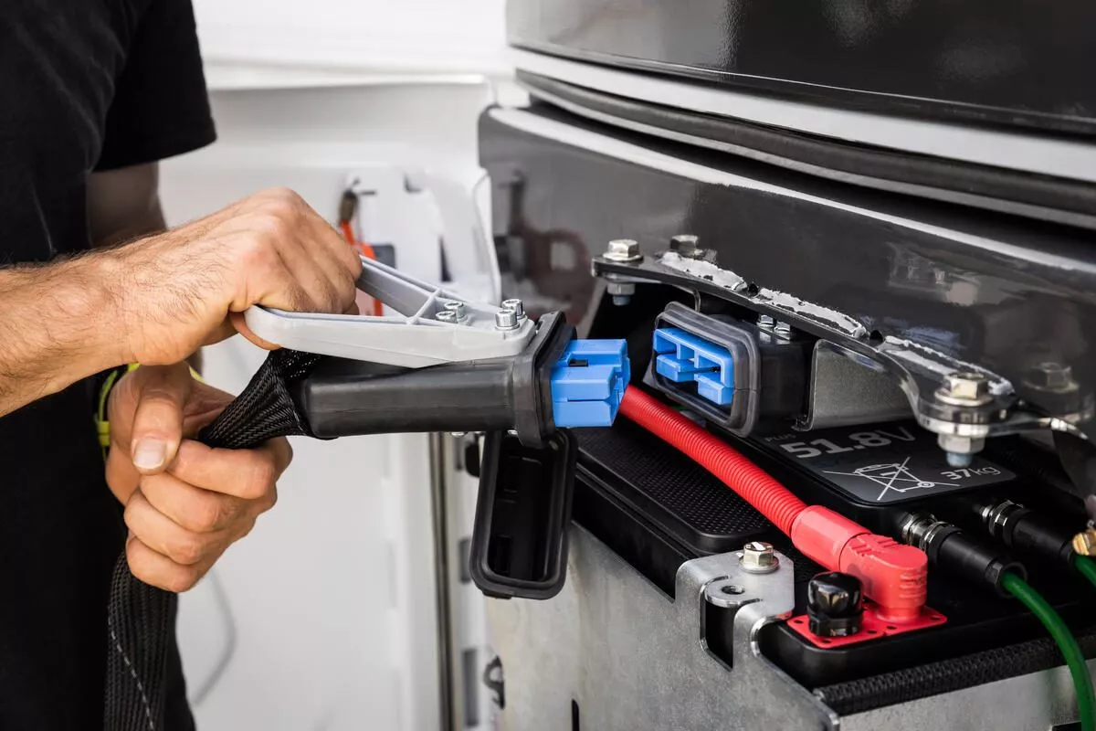 Eine Batterie eines elektrischen Minibaggers E19e