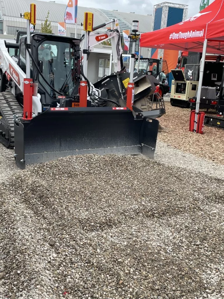 Raupe mit dem 6-Wege-Schild von Bobcat