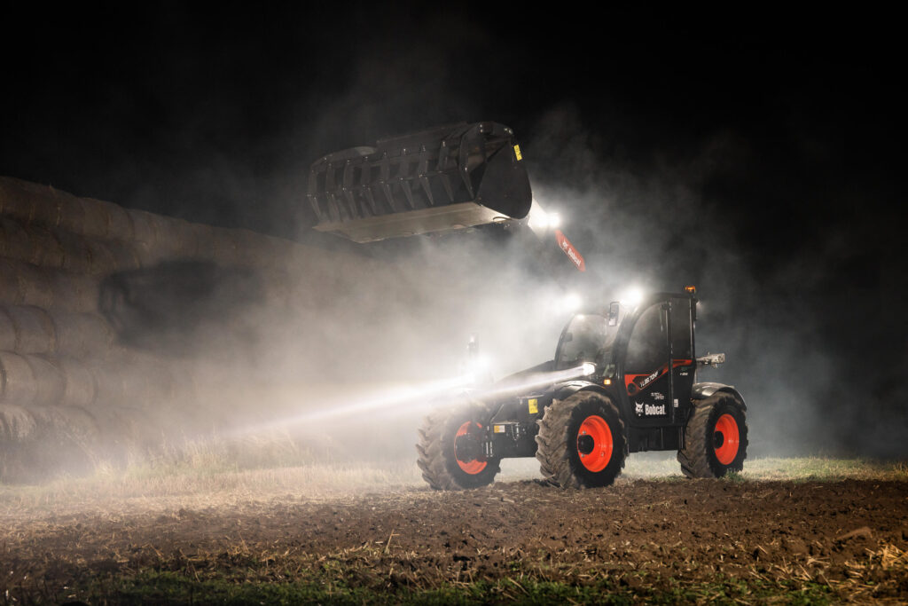 Teleskoplader TL43.80 bei Nacht