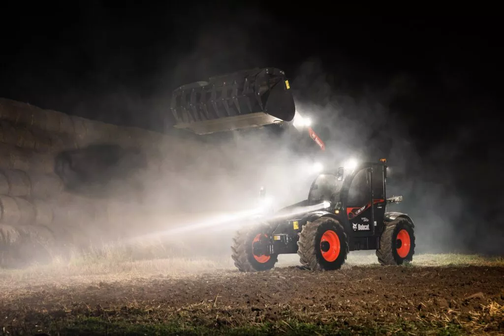 Teleskoplader TL43.80 bei Nacht