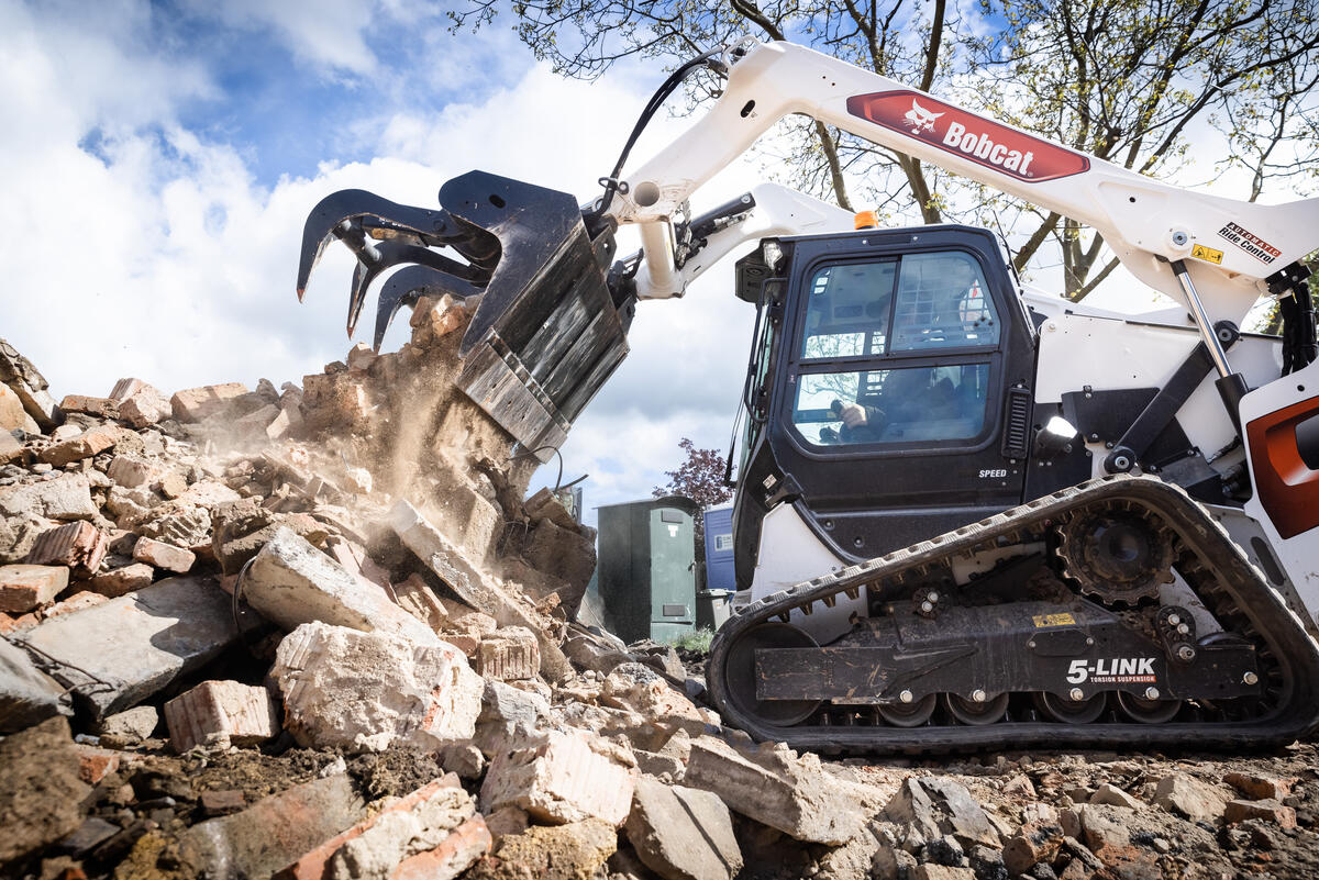 Raupenlader Bobcat T76 bei Abbrucharbeiten