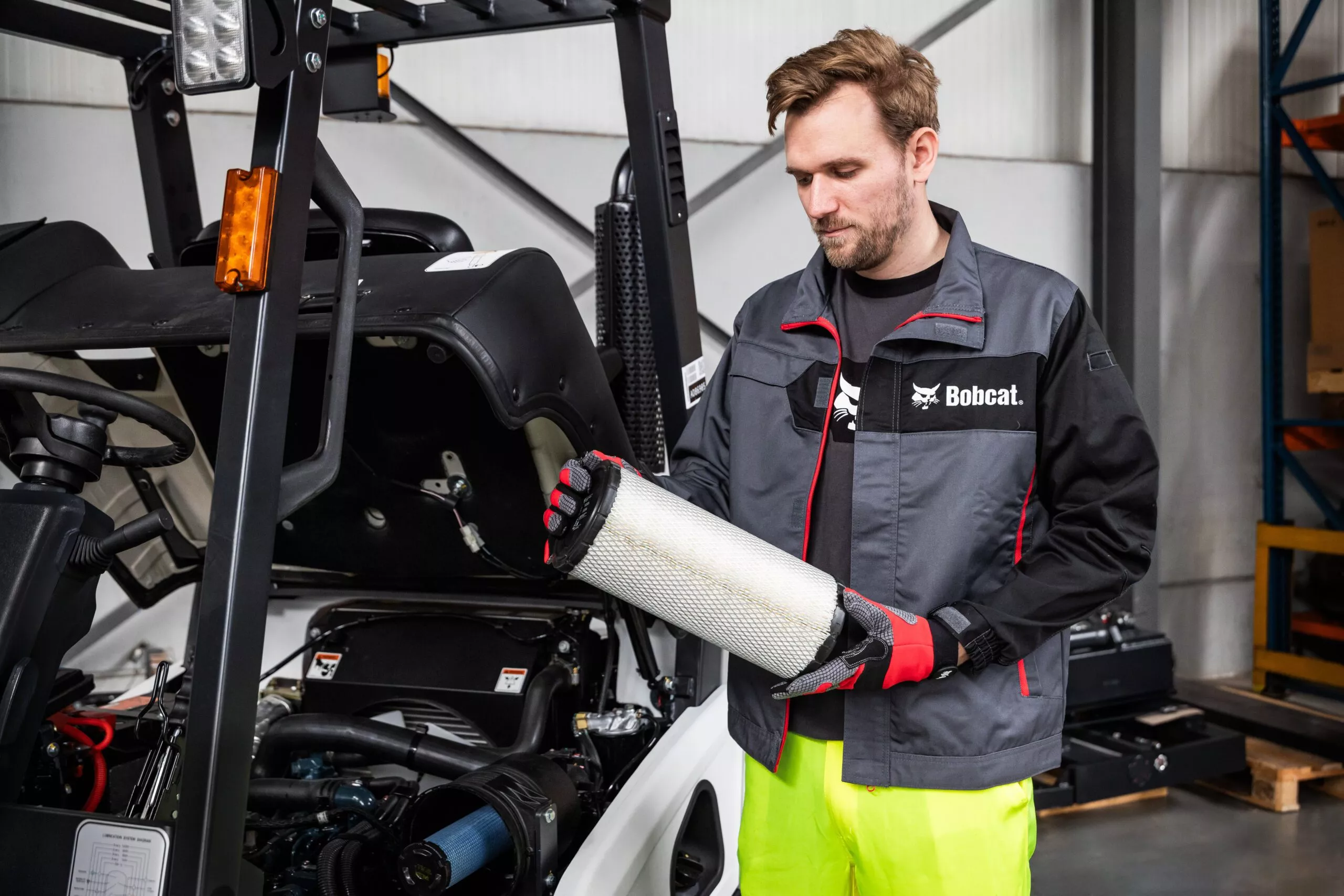 Filteraustausch einer Baumaschine