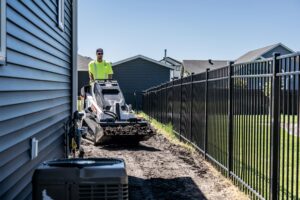 Raupenlader MT120 in enger Hofeinfahrt