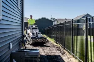 Raupenlader MT120 in enger Hofeinfahrt