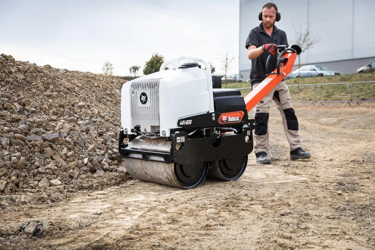 Leichte Bodenverdichtung auf Lehmboden mit einer Rüttelplatte
