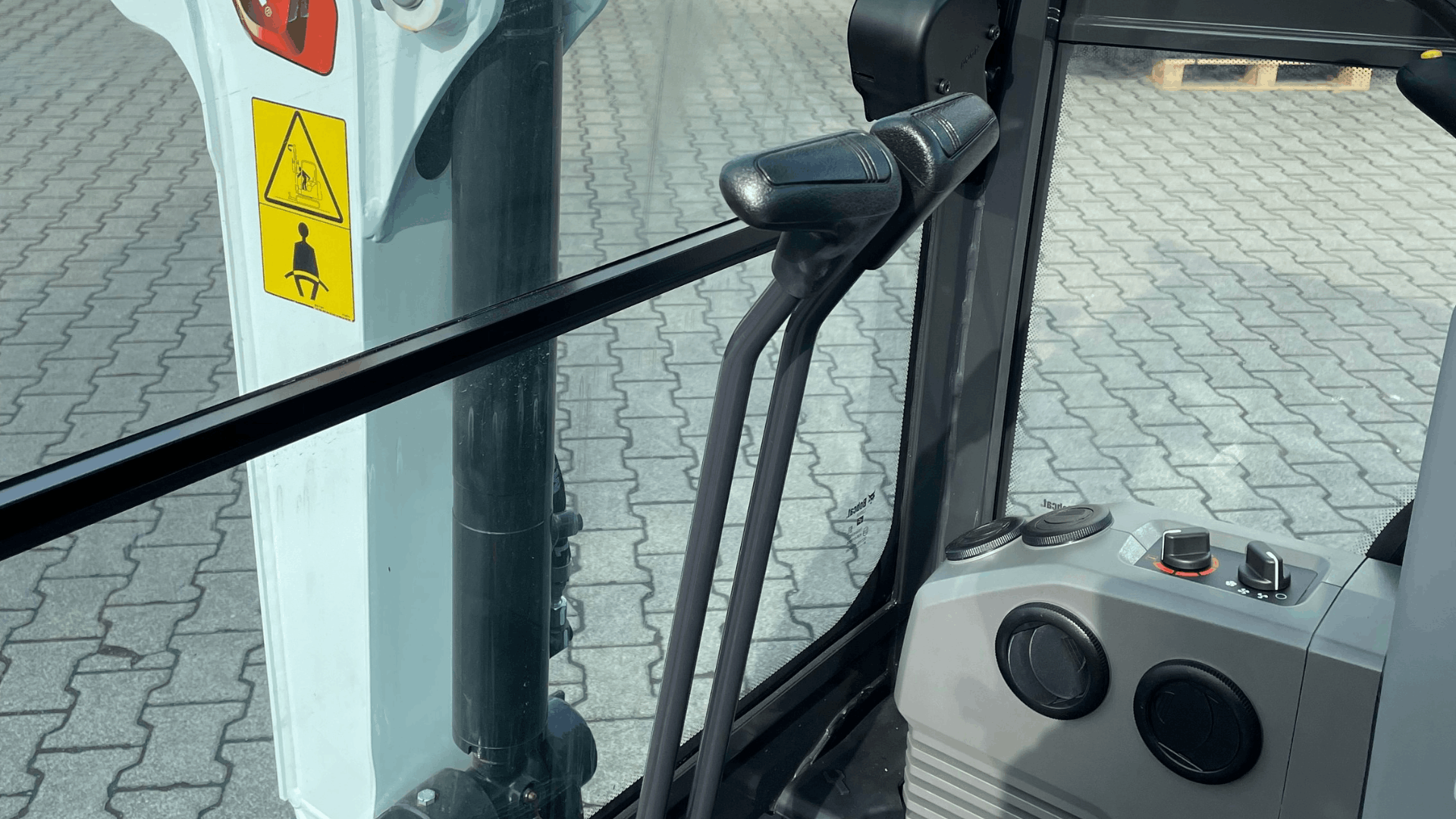 Inneneinblick in die Kabine E16 Minibagger