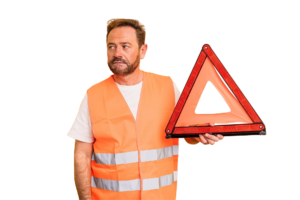 Mann in Warnweste und mit Warndreieck in der Hand